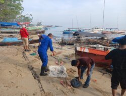 Polisi Penolong Satpolairud Bersama Warga Jaga Pantai Bantaya
