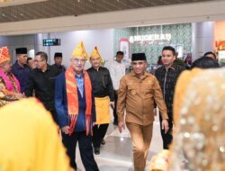 Anwar Hafid Sambut Presiden DMDI di Bandara Palu