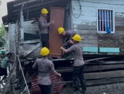 Respons Cepat Banjir, SAR Brimob Polda Sulteng Bantu Warga Bersihkan Rumah di Wani–Pantoloan