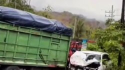 Fortuner Tabrak Truk di Tikungan Trans Sulawesi Avulua, Tiga Mahasiswa Dilarikan ke RSUD