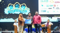 Guru Viral Perbaiki Pintu Kelas, Najib Nadir Dapat Apresiasi Pemprov Sulteng di HUT ke-62