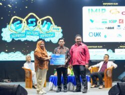 Guru Viral Perbaiki Pintu Kelas, Najib Nadir Dapat Apresiasi Pemprov Sulteng di HUT ke-62