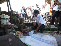 Sumber Air Tertutup Longsor, Pemprov Sulteng Salurkan 550 Tenda dan 650 Paket Sembako untuk Warga Terdampak Gempa di Sigi