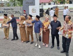 Sekretariat dan Pimpinan DPRD Parigi Moutong Bagi-Bagi Ratusan Takjil Depan Kantor