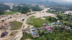 Akui Banjir Desa Air Panas Akibat Aktivitas Tambang Ilegal, Dihadapan Warga Wabup Sebut Pengawasan Polisi dan Jaksa