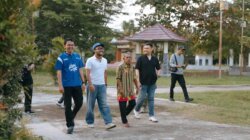 Sentuhan Kebaikan Di Balik Dinding Kain untuk Keluarga yang Bertahan
