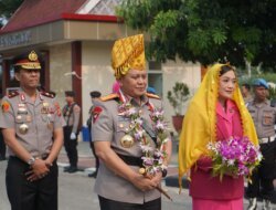 Irjen Rizal Irawan Tiba di Polda Sulteng, Penyambutan Diwarnai Tradisi Adat Kaili