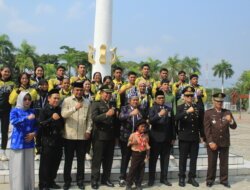 Abdul Sahid Serahkan Piagam Penghargaan kepada Atlet POPDA Berprestasi di Parigi Moutong