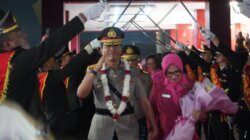 Polda Sulteng Lepas Brigjen Pol. Helmi Kwarta Kusuma Putra Rauf melalui Tradisi Pedang Pora
